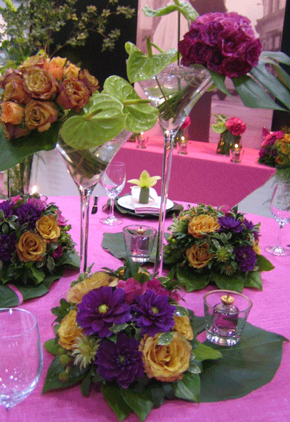 原色の花の豪華なゲストテーブル