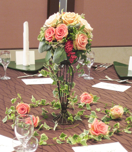 アンティークなバラのゲストテーブル装花 | ガーランドフェア フラワー 