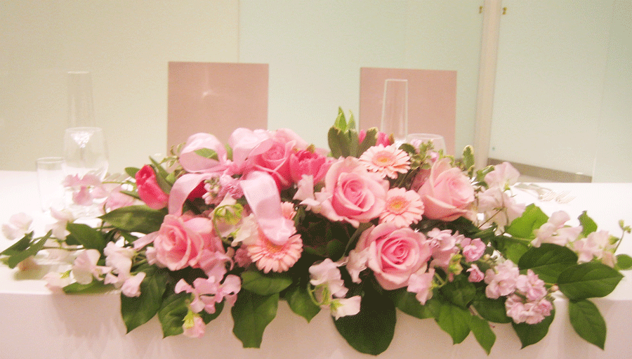 ピンクのリボンを添えたメインテーブル装飾 ガーランドフェア フラワー スクール 横浜